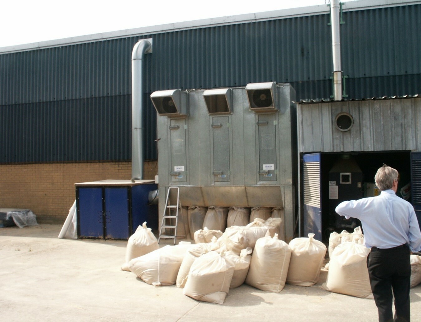 floor mounted bag extraction system